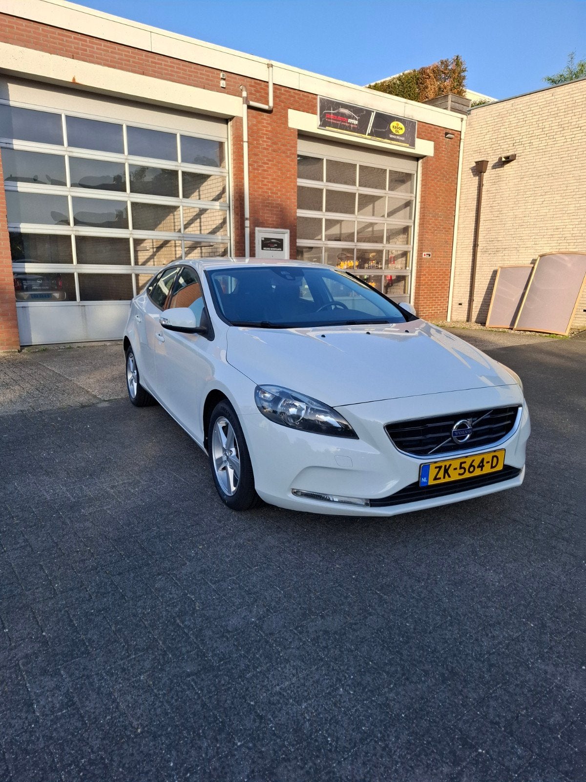 Volvo V40 1.6 T2 120PK 2013 Wit, Auto's, Voorwielaandrijving, 1596 cc, Stof, Zwart