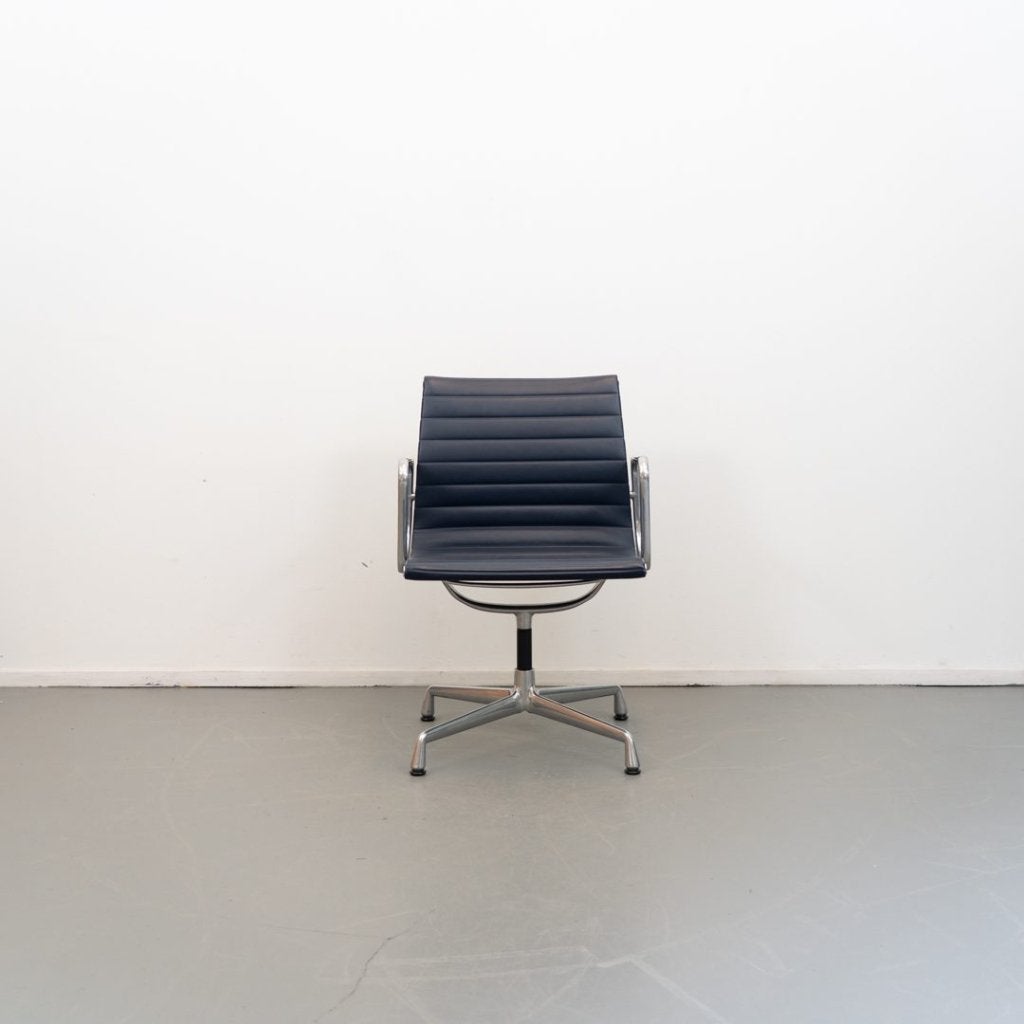 Vitra Eames EA 108 Stoel Blauw Leer - Aluminium, Niet ingevuld, Zo goed als nieuw, Niet ingevuld, Niet ingevuld
