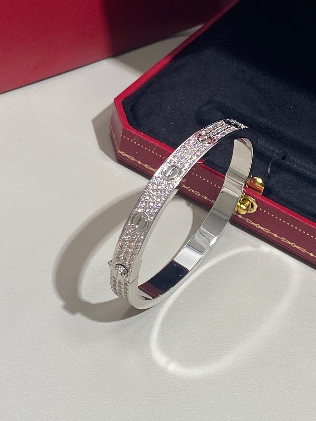 Cartier Love Armband met Diamanten 150€, Met kristal, Ophalen of Verzenden, Zo goed als nieuw, Zilver