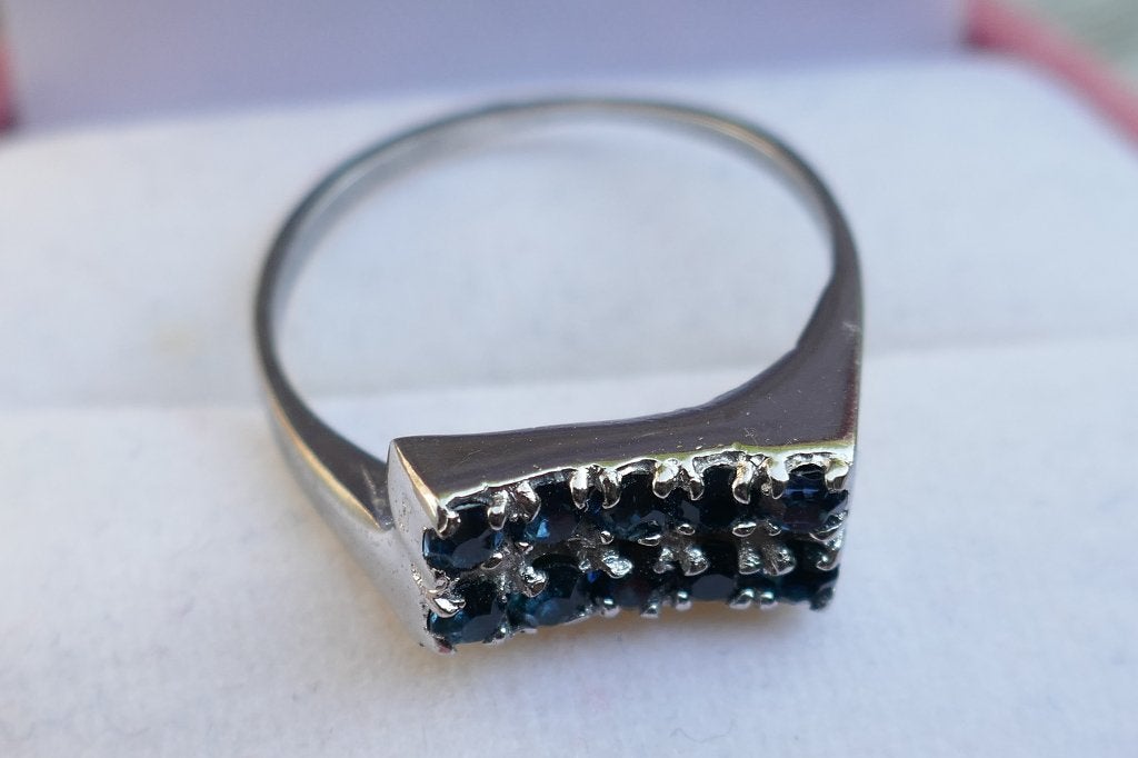 Zilveren design ring met blauwe saffieren, Verzenden, Zo goed als nieuw, 17 tot 18, Dame