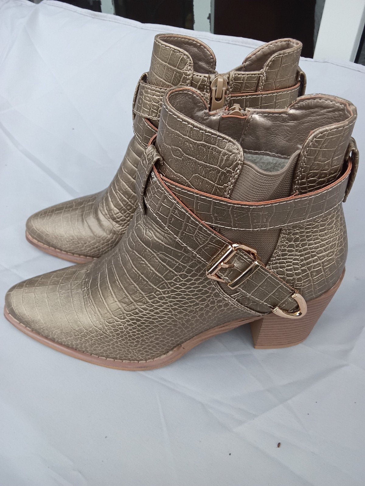 Gouden enkellaarsjes met leuke details, Overige kleuren, Lage of Enkellaarzen, Ophalen of Verzenden, ERYNN PARIS