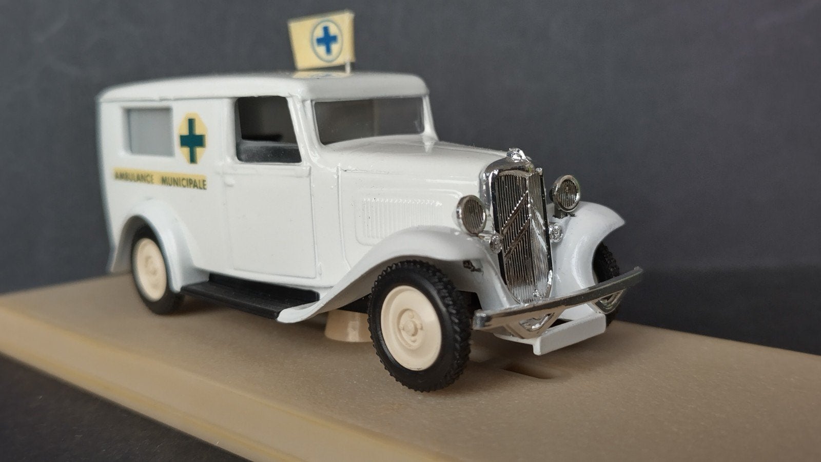 Citroen 500 KGs ambulance vlag  1:43 Eligor Pol, Overige merken, Auto, Verzenden, .