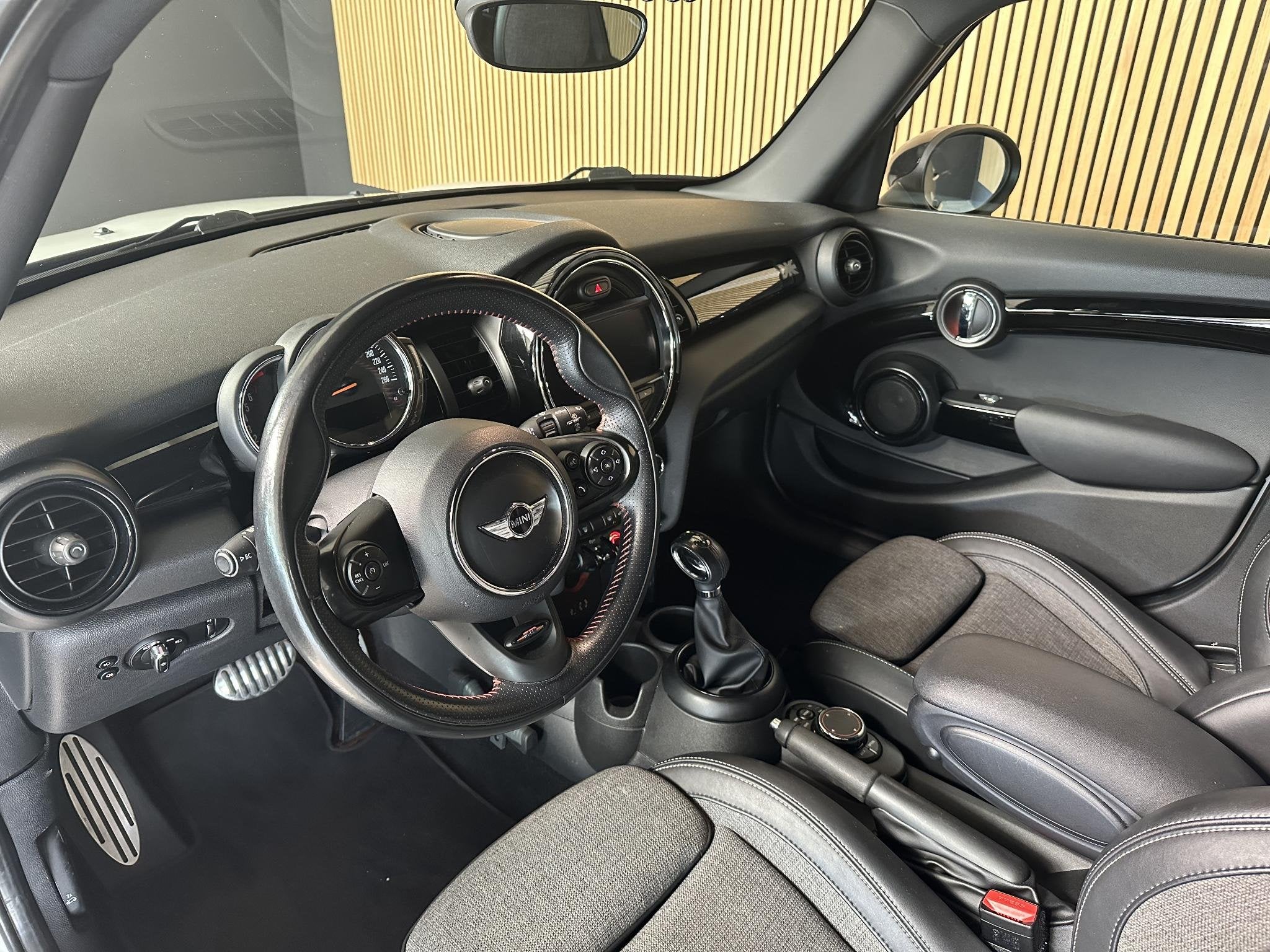 MINI 5-Deurs 1.5 Cooper Serious Business Mini 1.5 Cooper Ser, Auto's, Mini, 136 pk, Gebruikt, Leder en Stof, 49 €/maand