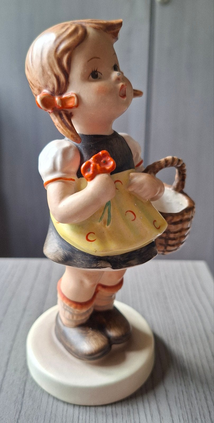 Vintage Hummel beeldje: Meisje met mandje en bloemen, Verzamelen, Ophalen