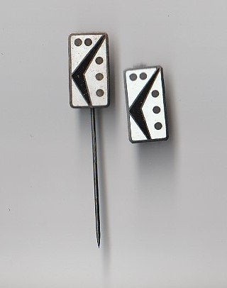 emaille steekspeld en brochespeld NA VIJVEN hobbyblad, Ophalen of Verzenden, Gebruikt, Overige onderwerpen, Speldje of Pin
