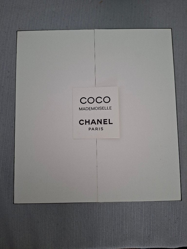 Chanel parfum in speciale box, Ophalen of Verzenden, Zo goed als nieuw