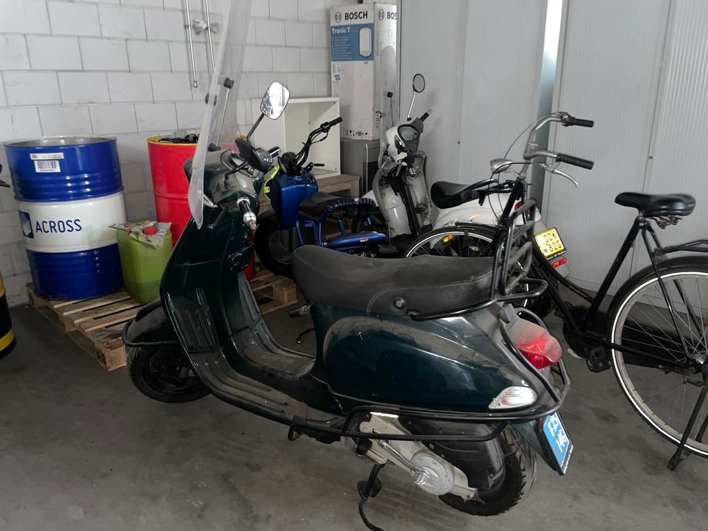 Vespa 2009, Fietsen en Brommers, Ophalen, Zo goed als nieuw, Benzine, Vespa