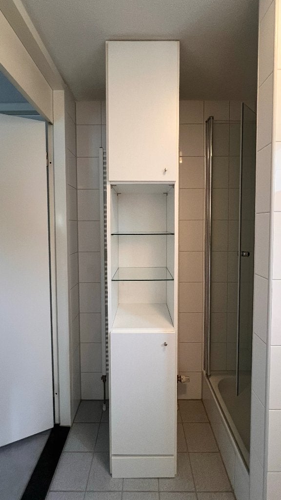 Hoge smalle witte kast 240x39 cm met glazen planken, Huis en Inrichting, Kasten | Kledingkasten, Ophalen, Minder dan 50 cm, 200 cm of meer