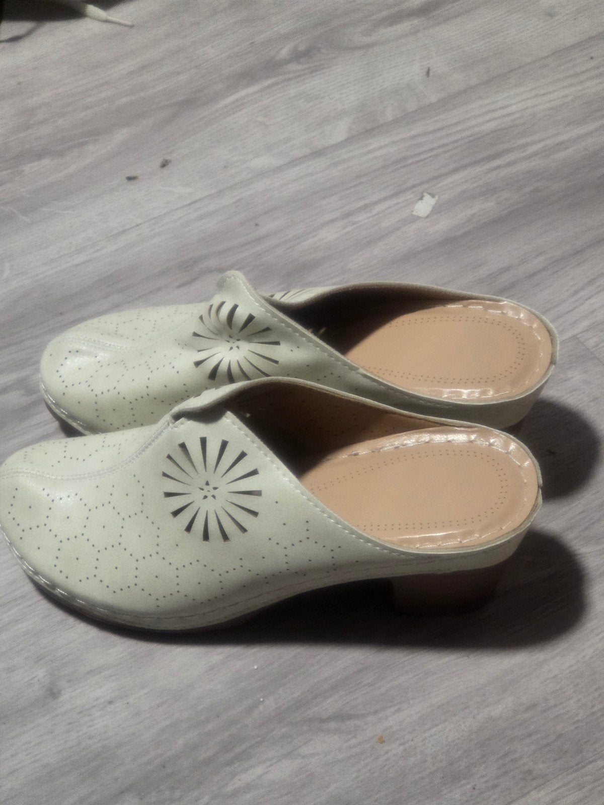 Comfortabele witte muiltjes met bloemmotief, Kleding | Dames, Schoenen, Nieuw, Sandalen of Muiltjes, Wit, Ophalen of Verzenden