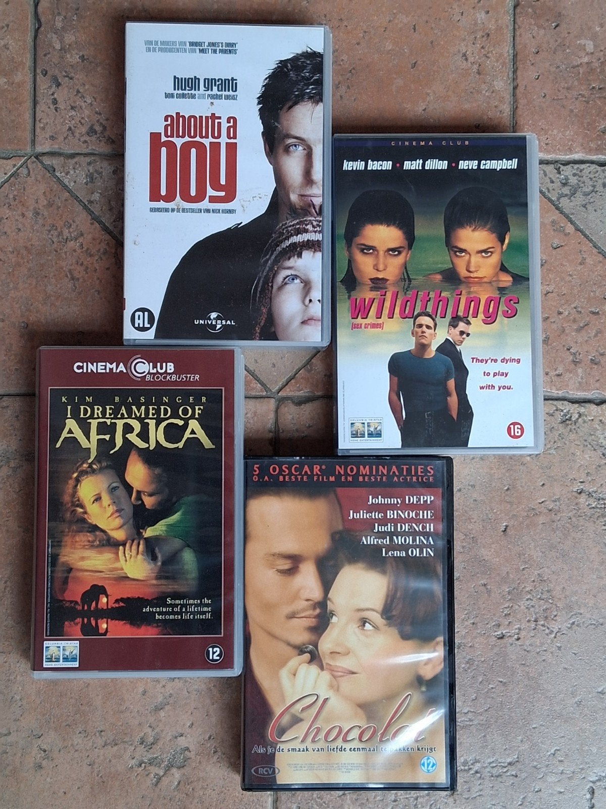 4 VHS-banden: About a Boy, Wildthings, Chocolat, I Dreamed o, Vanaf 12 jaar, Ophalen of Verzenden, Gebruikt, Komedie