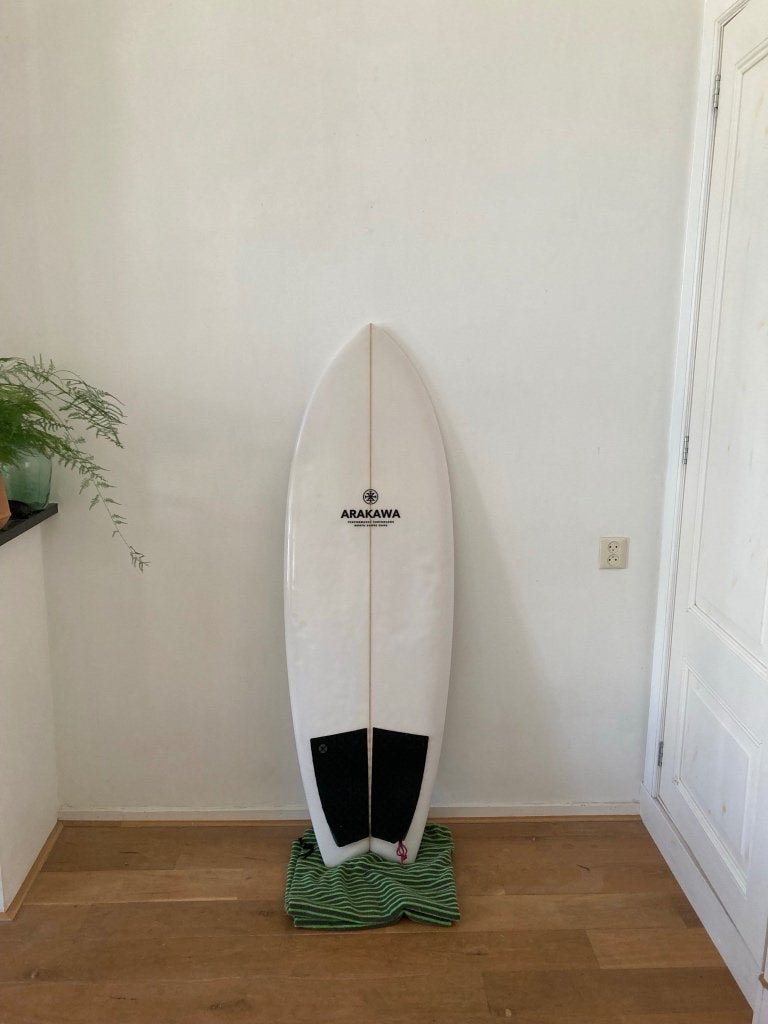 Surfboard Arakawa Slingshot Twin Fin Fcs II  Dims: 5,3 28L, Watersport en Boten, Ophalen, Gebruikt, Fish, Met vinnen