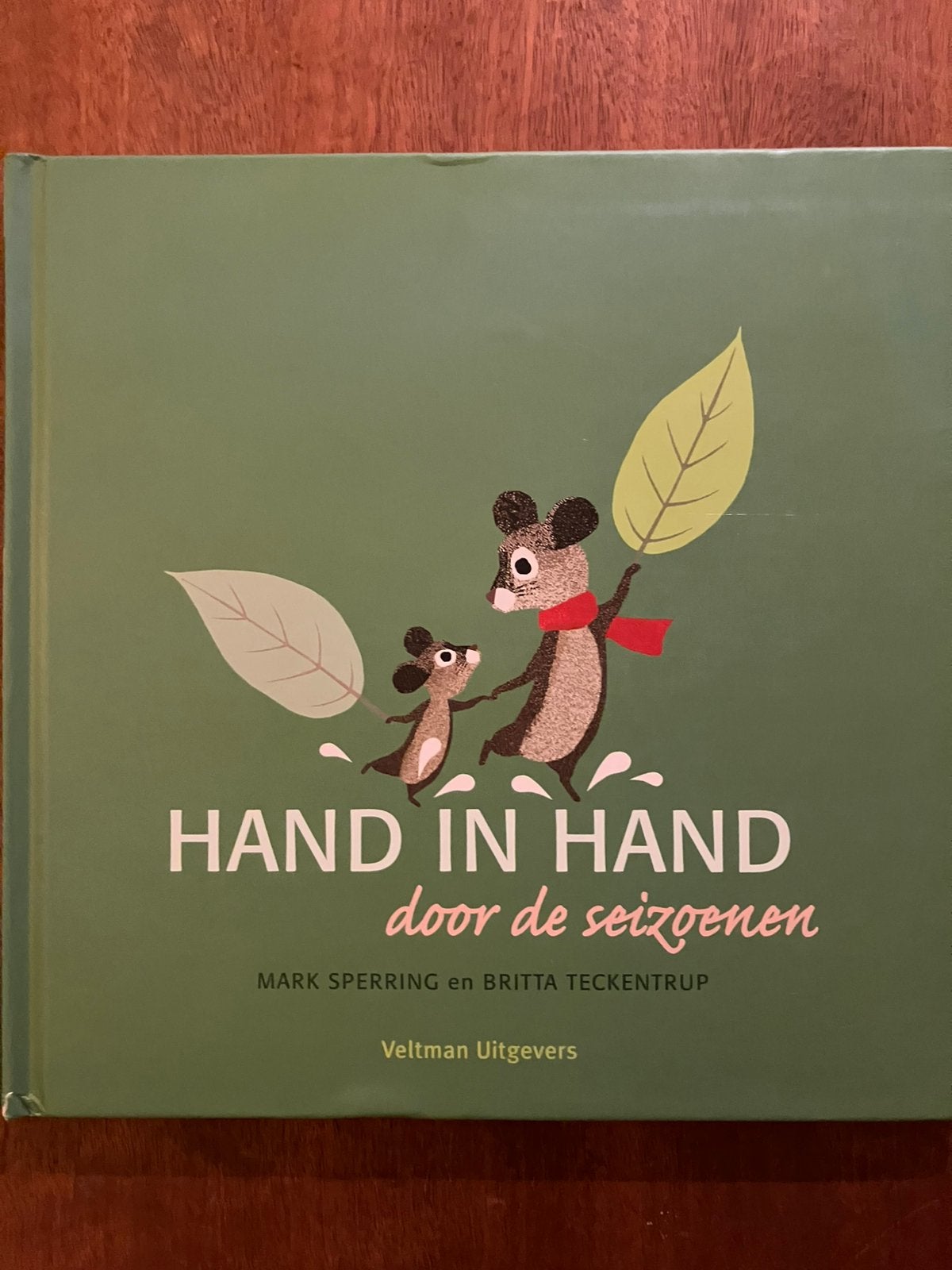 Hand in hand door de seizoenen Britta Teckentrup & Sperring, Ophalen of Verzenden, Zo goed als nieuw
