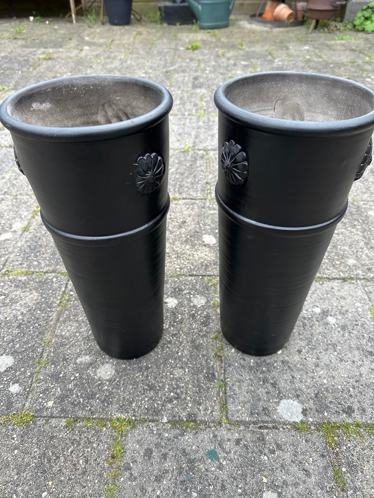 Set van 2 zwarte hoge bloempotten met decoratie, Tuin en Terras, Bloembakken en Plantenbakken, Ophalen, Gebruikt, 30 tot 60 cm
