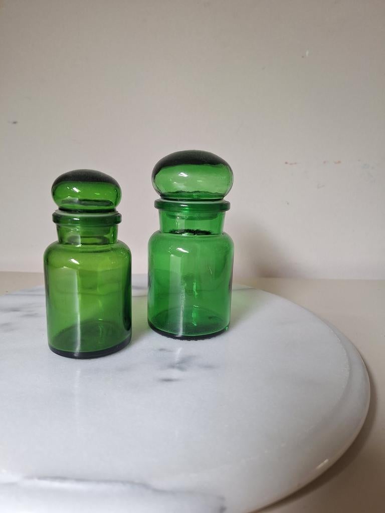 2 Vintage kruidenpotjes, stopflesjes groen glas Belgium 70's, Antiek en Kunst, Antiek | Keukenbenodigdheden, Ophalen of Verzenden