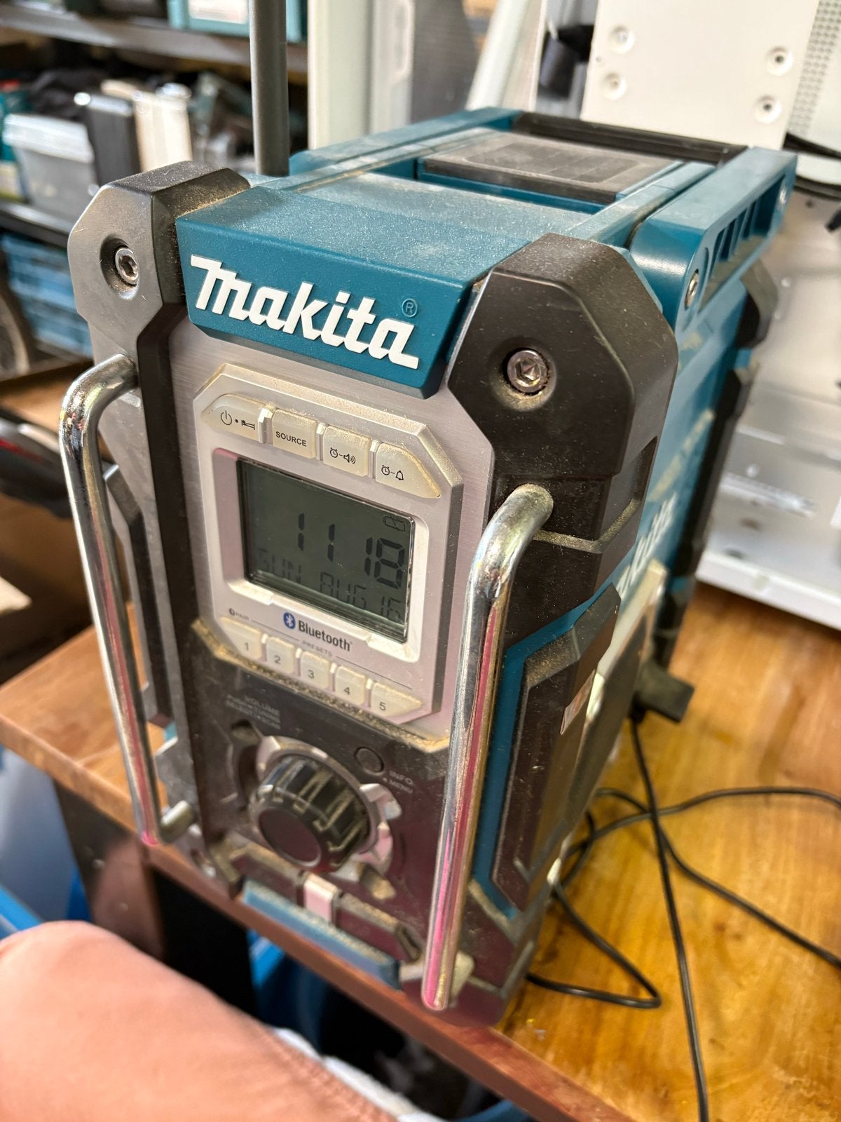 Makita bouwradio - Werkt perfect op accu, adapter soms, Audio, Tv en Foto, Radio's, Ophalen of Verzenden, Gebruikt, Bouwradio