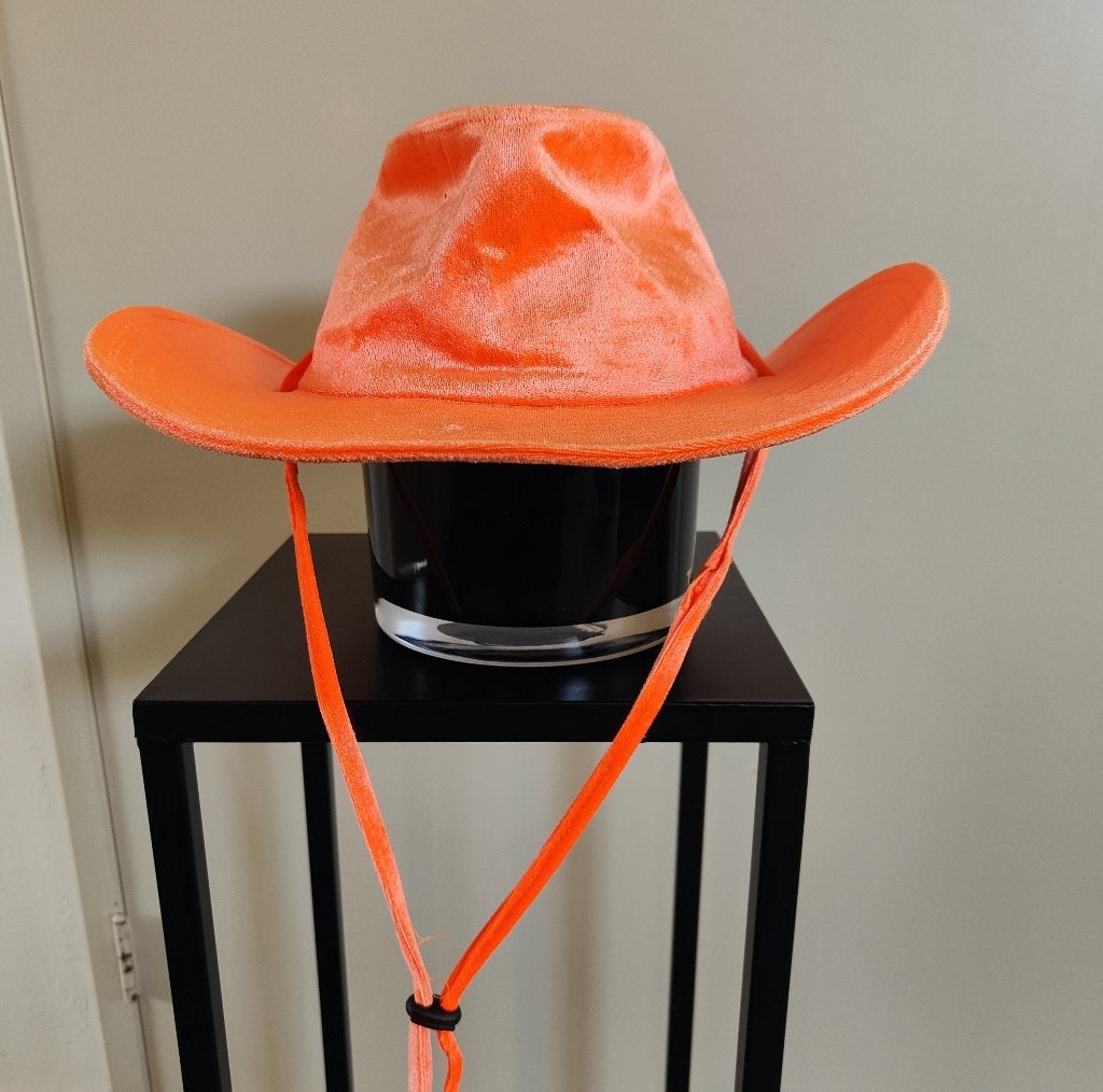 Oranje cowboyhoed wild western cowboy feest carnaval, Ophalen of Verzenden, Zo goed als nieuw, Hoed of Pruik, Carnaval