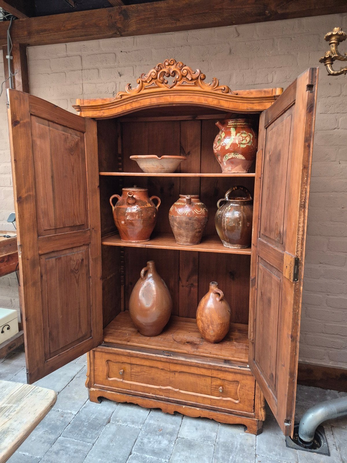 Antieke houten kast met sierlijke details, Ophalen