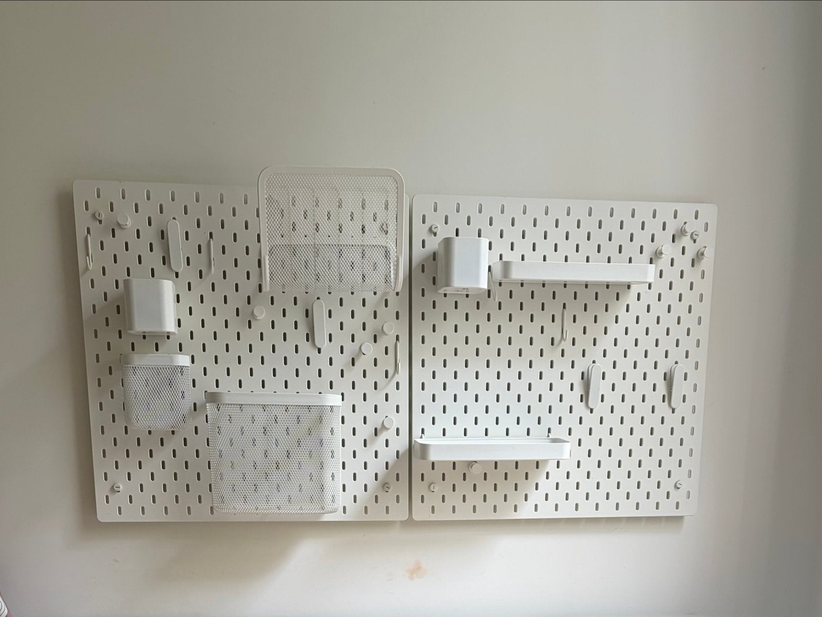 Twee maal Ikea Skadis Pegboard met accessoires - Wit, Ophalen, Overige materialen, Zo goed als nieuw, Modern