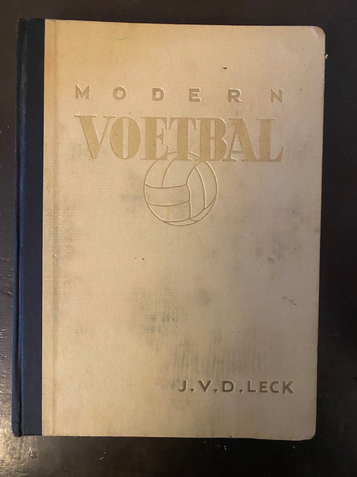 J.V.D. Leck - Modern Voetbal (1947), Ophalen of Verzenden, Gelezen, Balsport