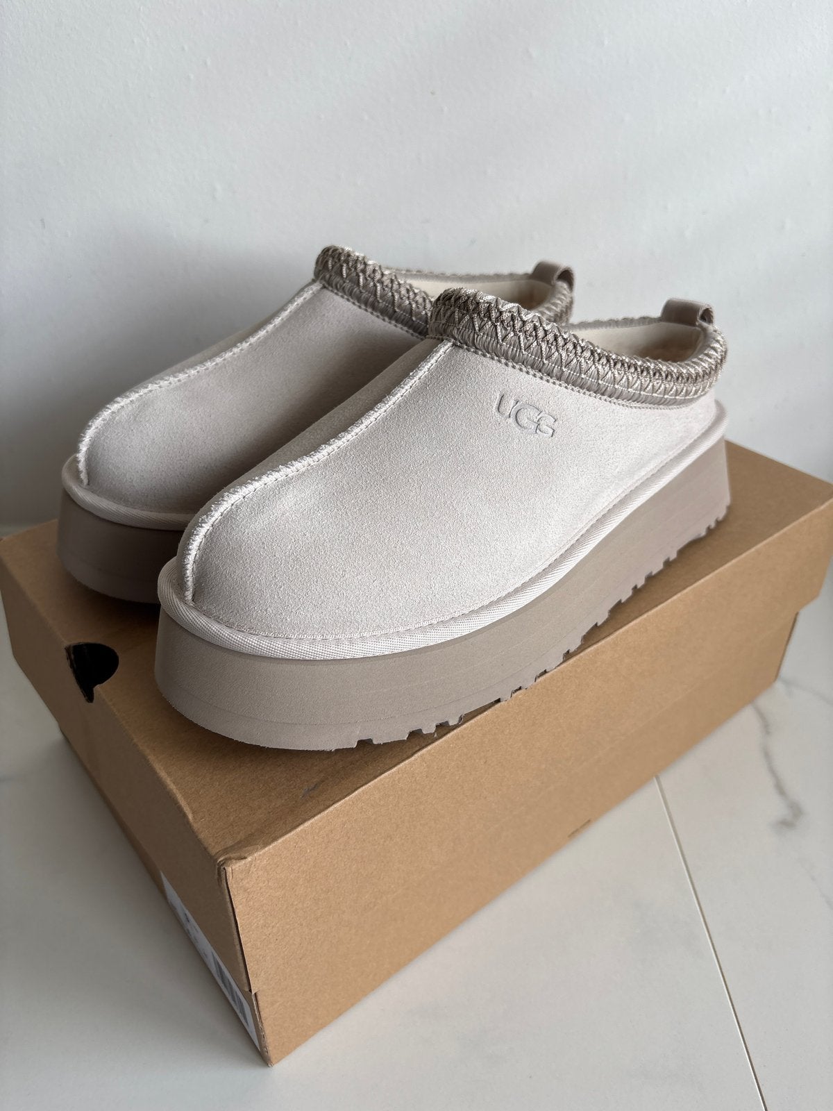 Nieuwe UGG Tazz II pantoffels - Cera, maat 40, Kleding | Dames, Schoenen, Ophalen of Verzenden, Nieuw, Beige, Pantoffels of Sloffen
