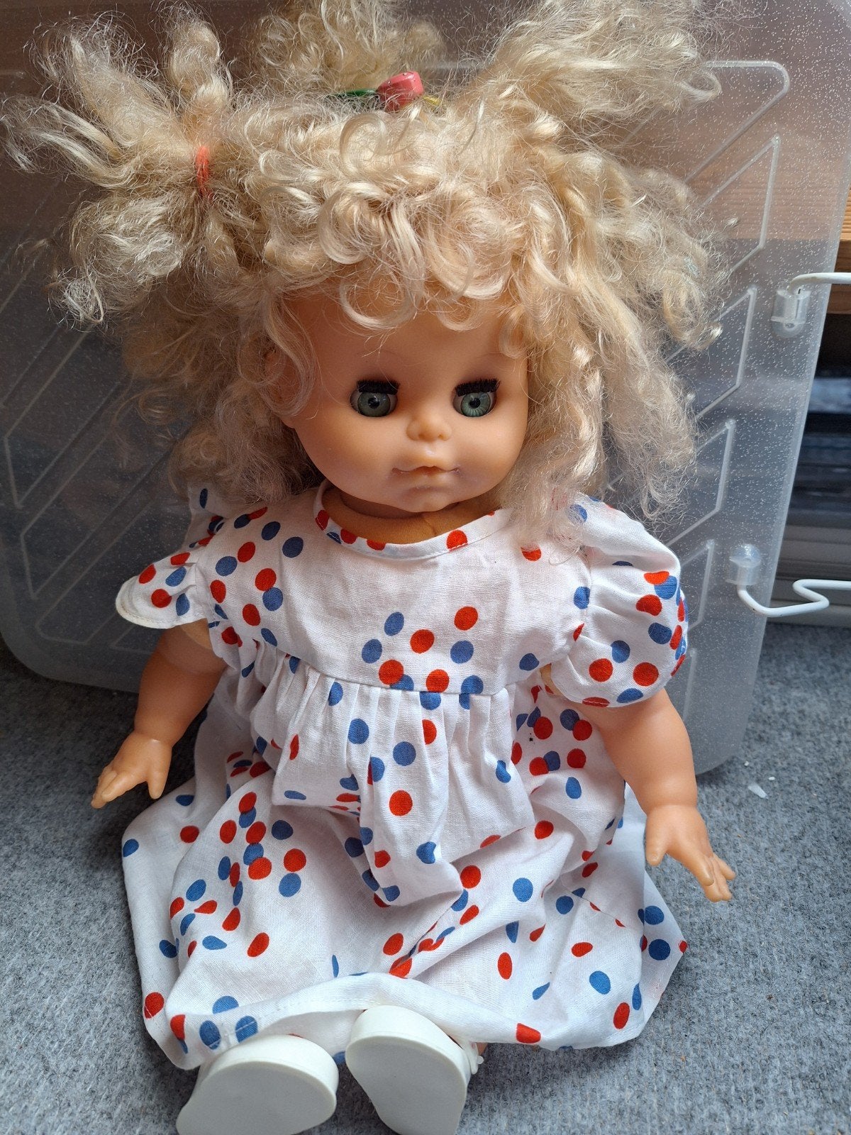 Vintage Babypop met Krullend Blond Haar en Gestippelde Jurk, Ophalen of Verzenden, Gebruikt, Babypop