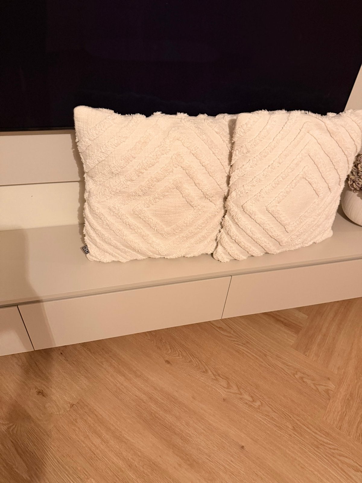 2x Eichholtz Kussens - Zo goed als nieuw, Inclusief binnenkussen, Wit, Vierkant, Ophalen of Verzenden