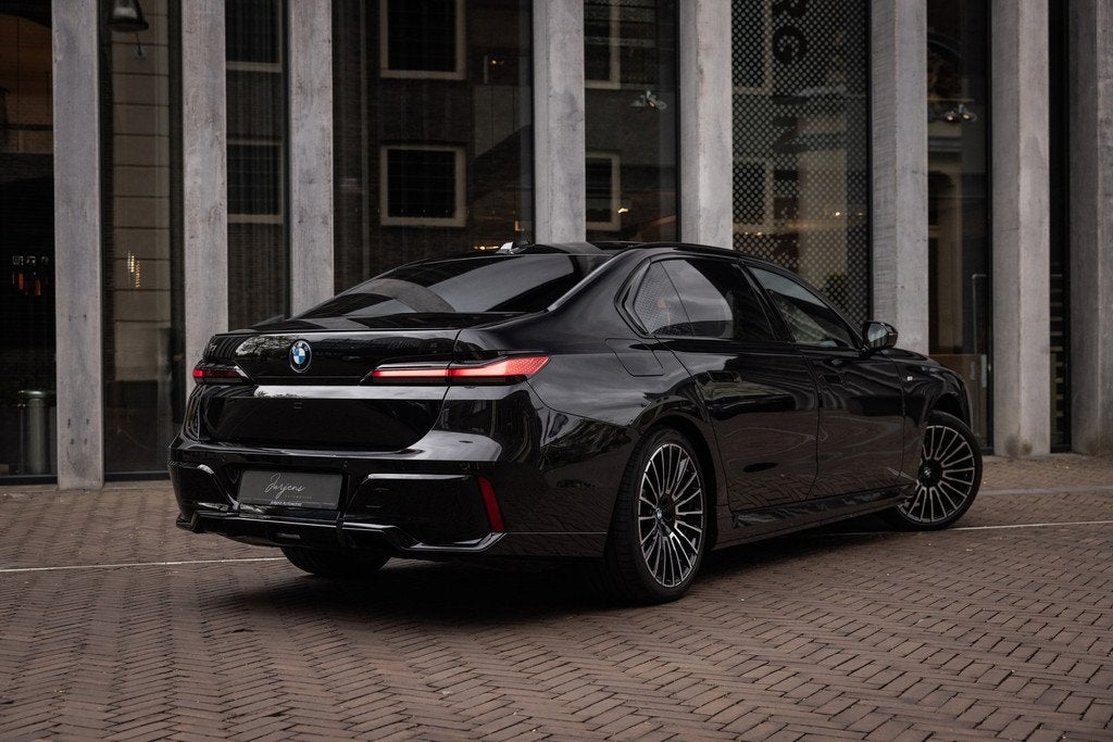 BMW I7 eDrive50 106kWh M Sport (455pk) Lage KM - Fabrieksgar, Auto's, BMW, Automaat, Achterwielaandrijving, Gebruikt, Zwart