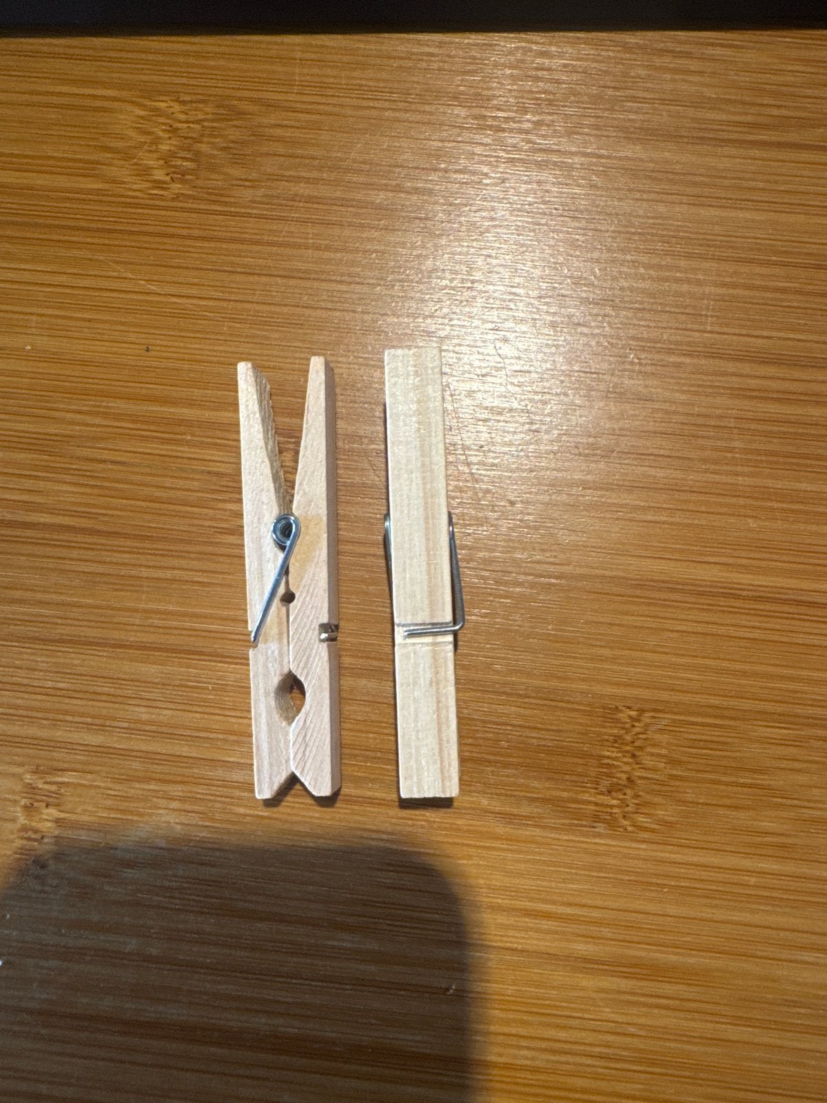 Grote partij houten wasknijpers, Ophalen