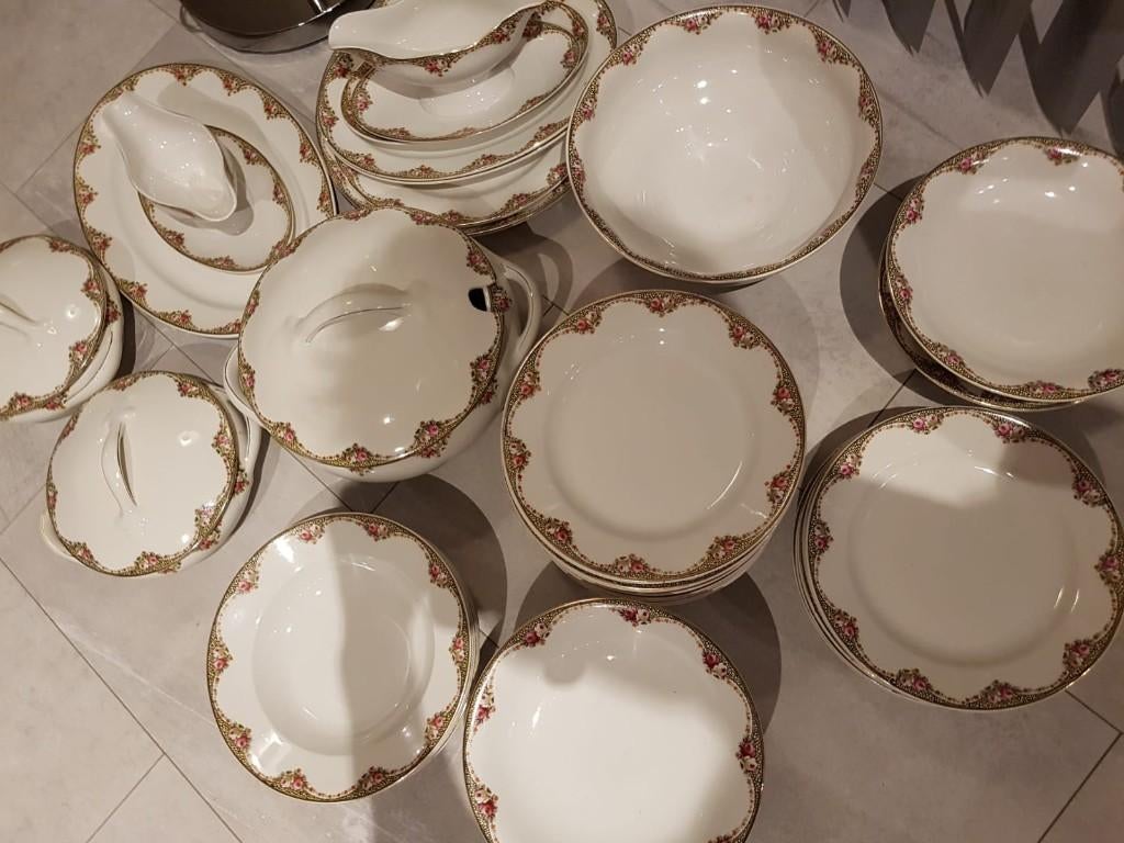 Groot Dinerservies SCM sierlijk zwart randje - roze roosjes, Antiek en Kunst, Antiek | Servies compleet, Ophalen of Verzenden
