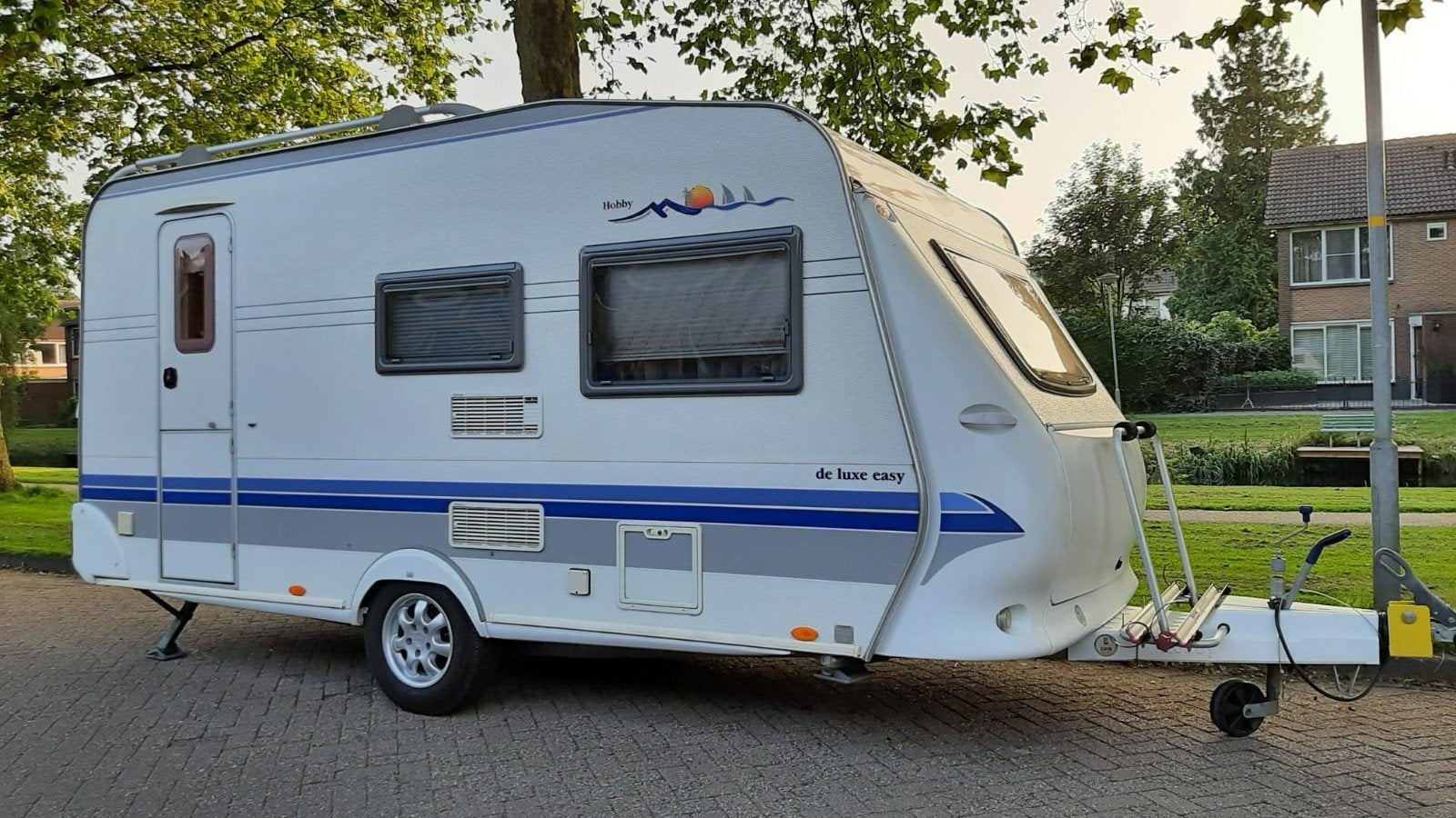 Hobby 440 SF De Luxe Easy met voortent - Zeer compleet, Caravans en Kamperen, Caravans, Stabilisator, Rondzit, Hobby, Particulier