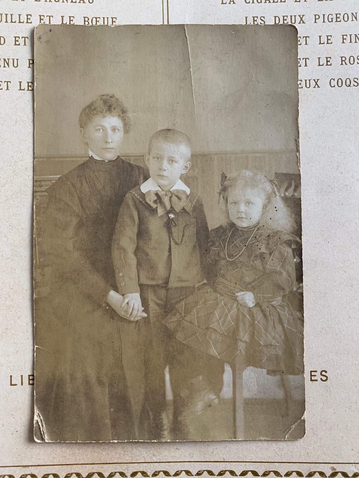 Maart 1907 Foto - moeder met zoon en dochter (MM), Gebruikt, Foto, Ophalen of Verzenden, Voor 1940