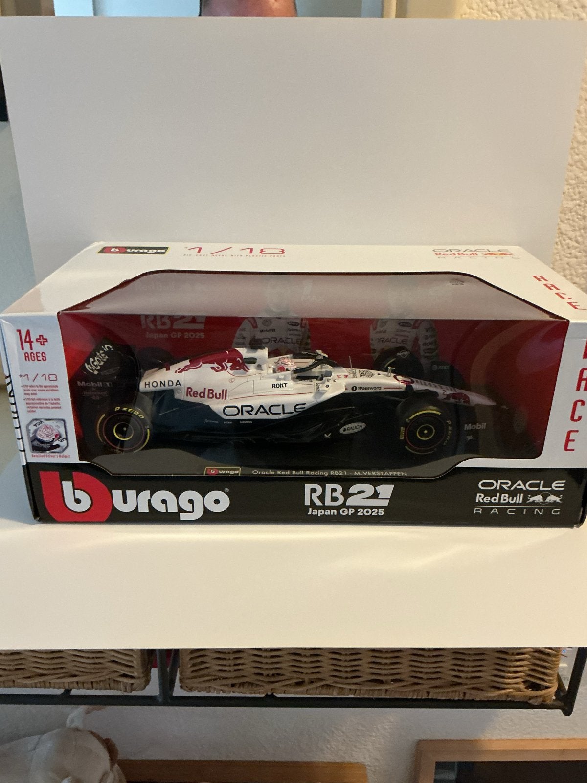 Bburago RB21 1:18  Japan Livery met 3D geprint pitbord, Overige merken, Auto, Groter dan 1:32, Nieuw