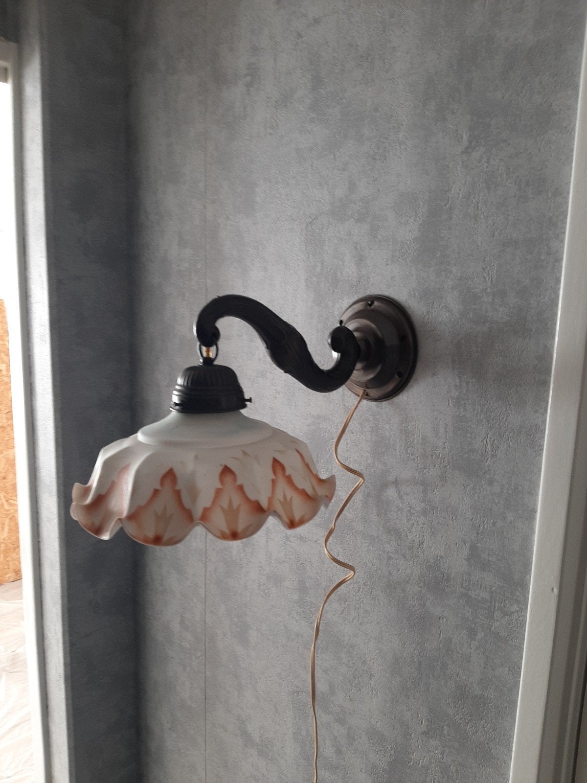 Vintage wandlamp met bloemvormige glazen kap, Met snoer/stekker, Gebruikt, Meerkleurig, Wandlamp