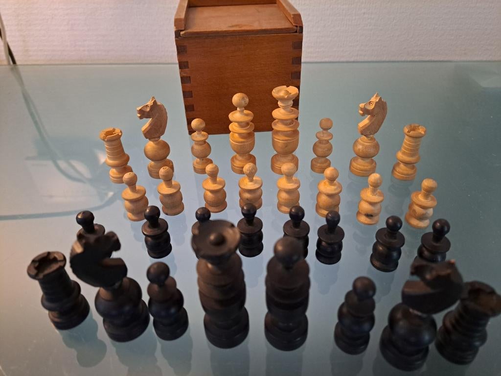 Antiek of oude houten Schaakstukken met doos Schaken, Een of twee spelers, Ophalen of Verzenden, Gebruikt