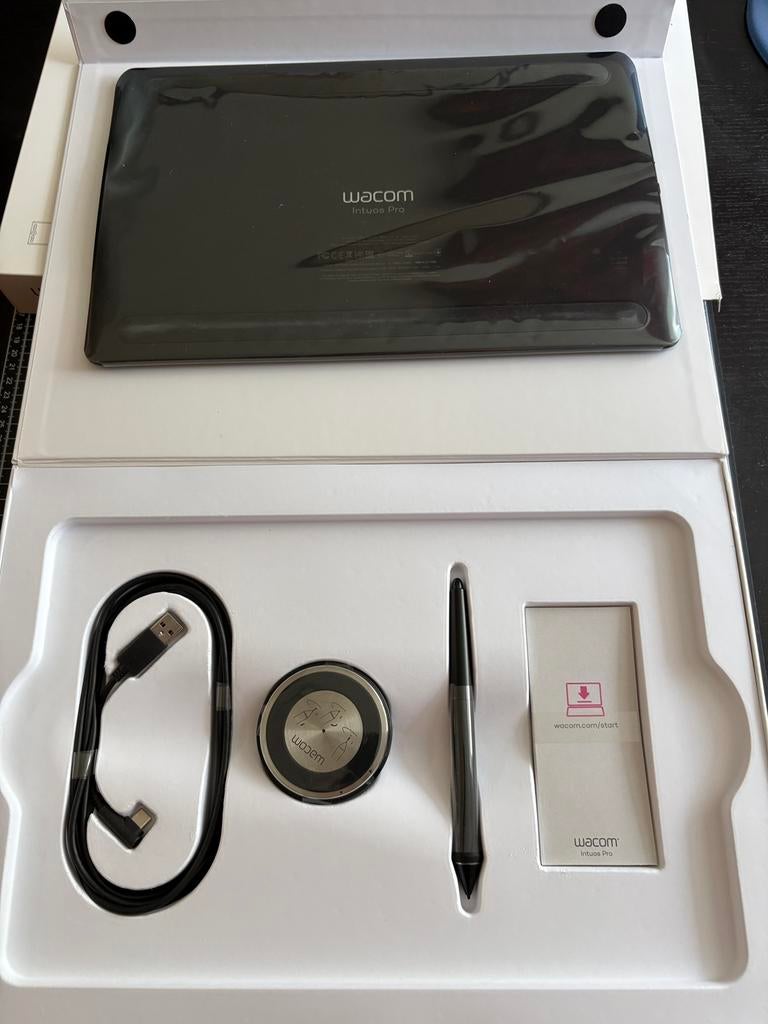 Wacom Intuos Pro Medium PTH-660, nieuwstaat compleet in doos, Computers en Software, Tekentablets, Zo goed als nieuw, Draadloos