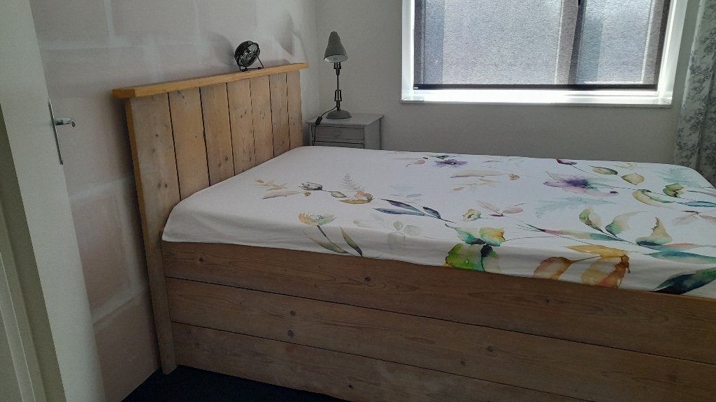 Steigerhouten bed 130 cm met makkelijke instap, Huis en Inrichting, Slaapkamer | Bedden, Ophalen, Stoer, Beige, Steigerhout