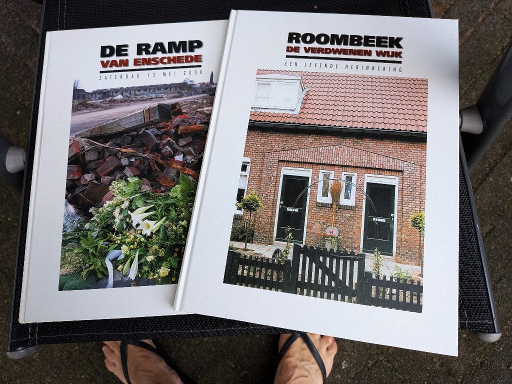 2 Boeken vuurwerkramp Enschede en roombeek., Verzenden, Gelezen