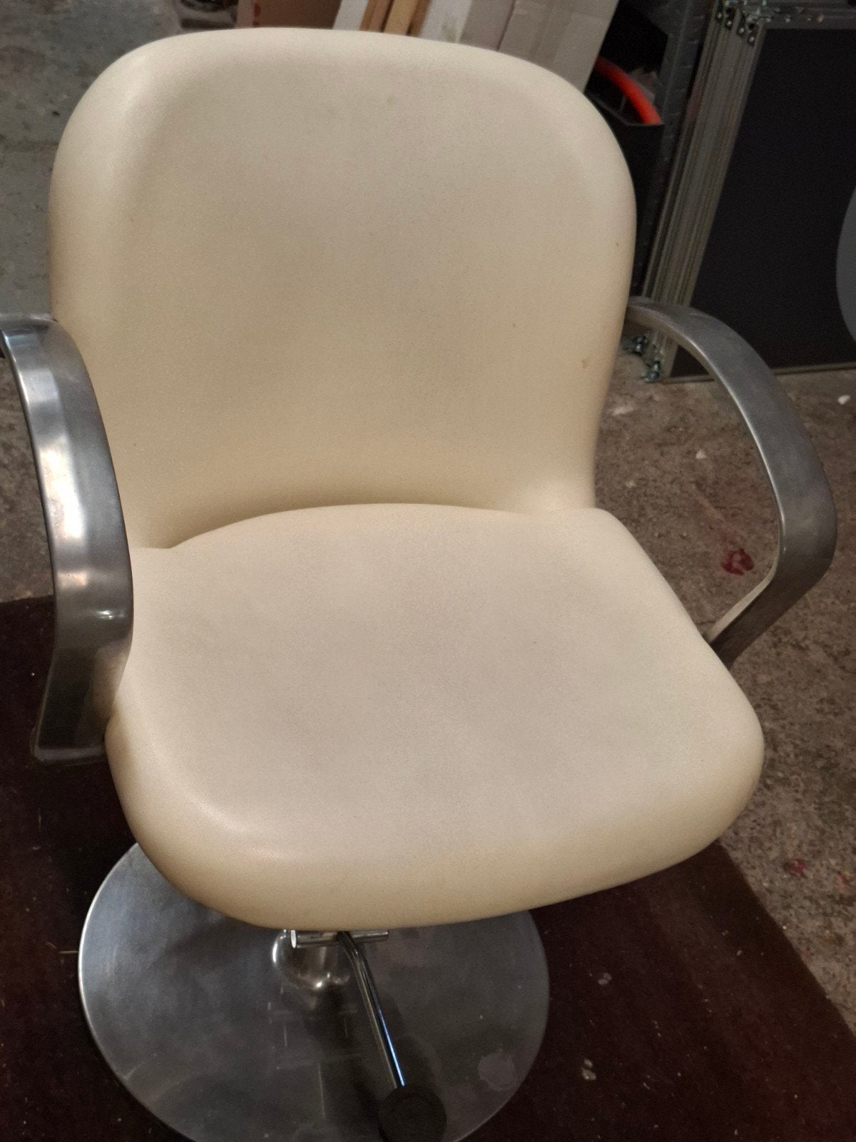 Kappersstoel / Salonstoel - Crème met Chrome Details, Huis en Inrichting, Stoelen, Gebruikt, Overige kleuren, Ophalen of Verzenden
