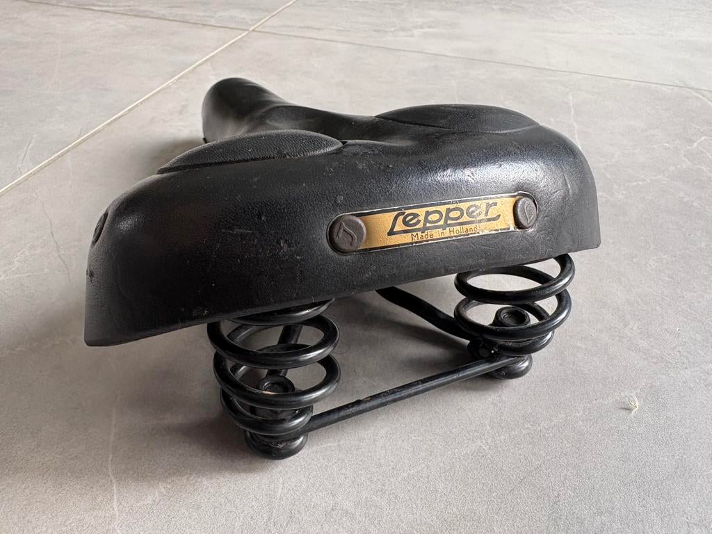 Vintage Lepper Zadel Made in Holland Klassiek Verend Model, Ophalen of Verzenden, Zo goed als nieuw, Dynamo, Voorlicht