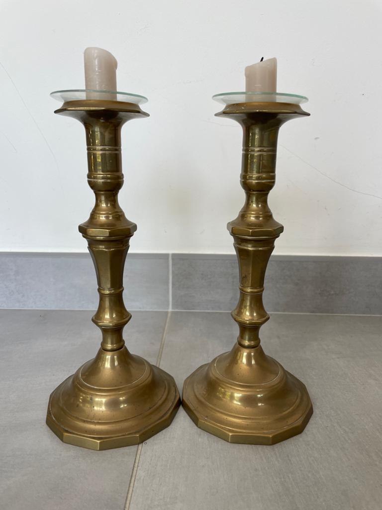 Set van 2 Antieke Messing Kandelaars met Glazen Schalen, Antiek en Kunst, Antiek | Kandelaars, Ophalen, Koper of Brons