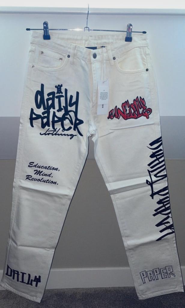 Unisex Daily Paper graffiti broek nieuw maat S Bijenkorf, Ophalen of Verzenden, Nieuw, Wit, Overige jeansmaten