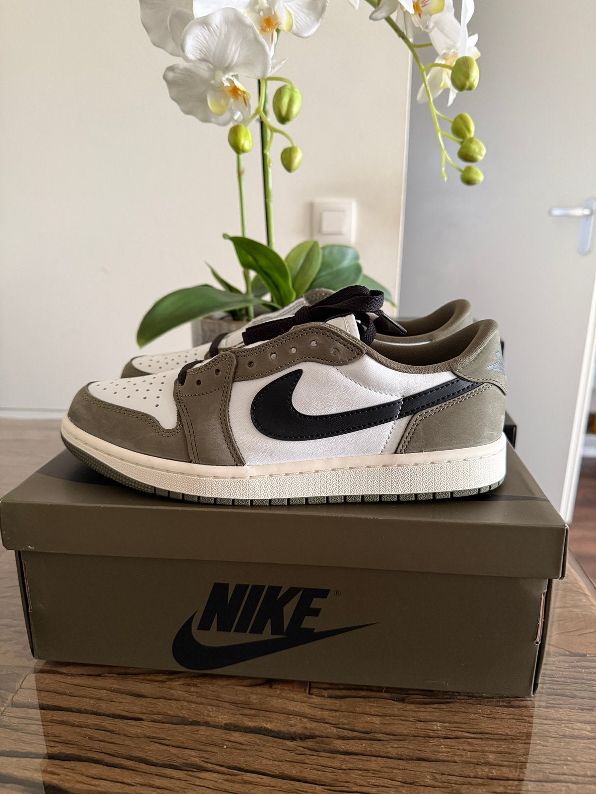 Jordan 1 Retro Low Medium Olive 41, Ophalen of Verzenden, Nieuw, Overige kleuren