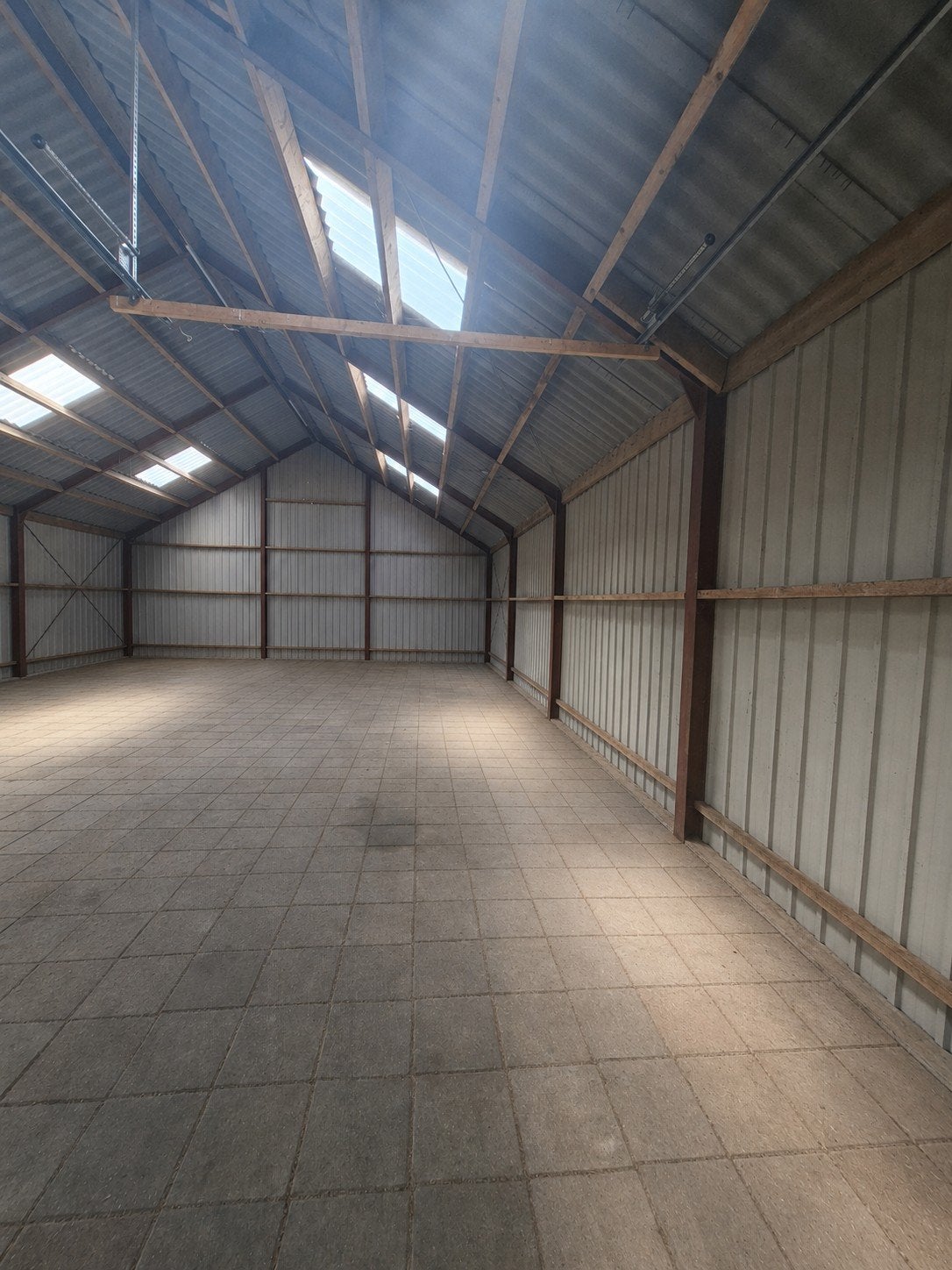 Ruime schuur (opslagruimte) 180 m2 in Putten