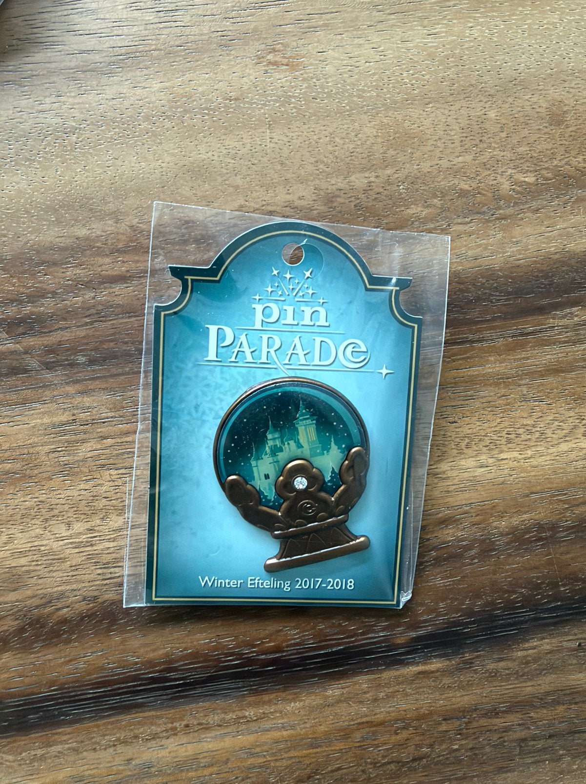 Efteling winter pin Globe Symbolica 2017-2018, Verzamelen, Efteling, Ophalen of Verzenden, Zo goed als nieuw, Button of Speldje