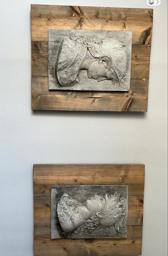 Wanddecoratie: Stenen Koppen op Houten Plank (59x70cm), Overige onderwerpen, Handgemaakt, Wanddecoratie, Steen of Keramiek