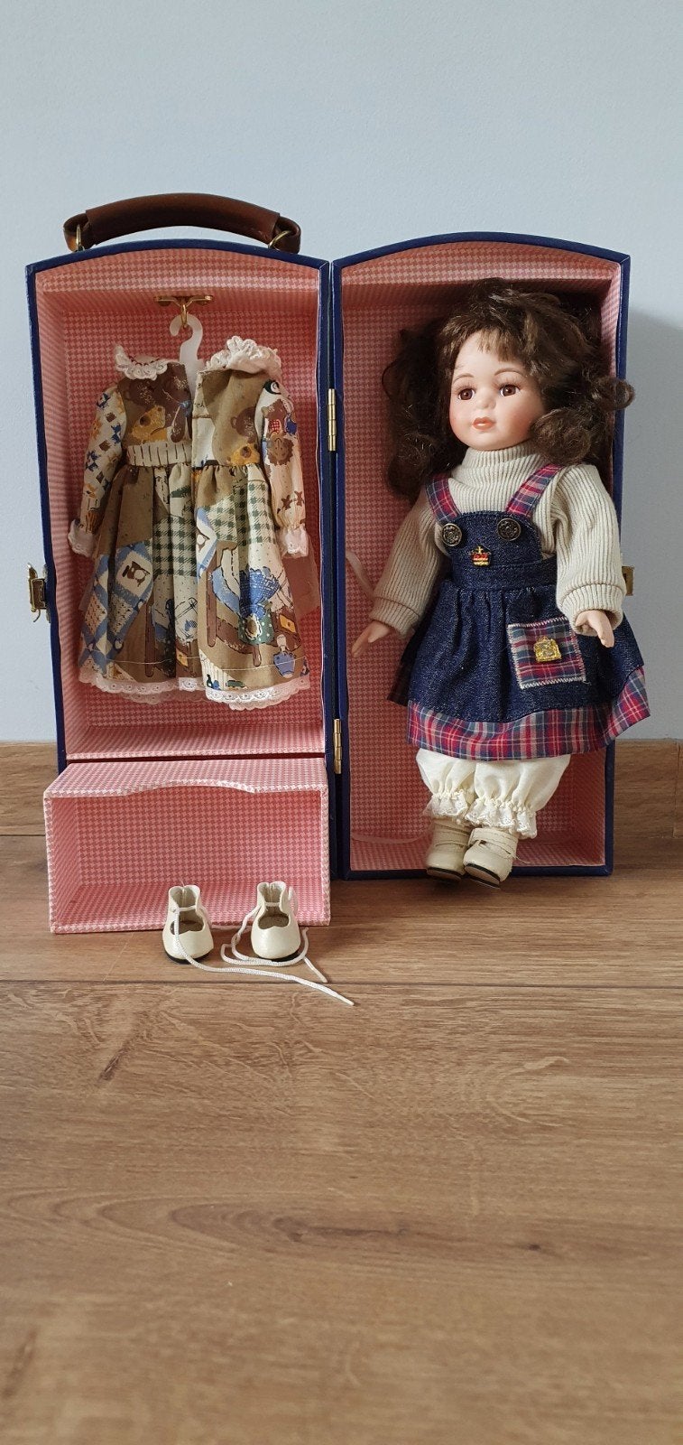Classic doll collection pop in kledingkast nr 271 350722, Ophalen of Verzenden, Zo goed als nieuw, Pop