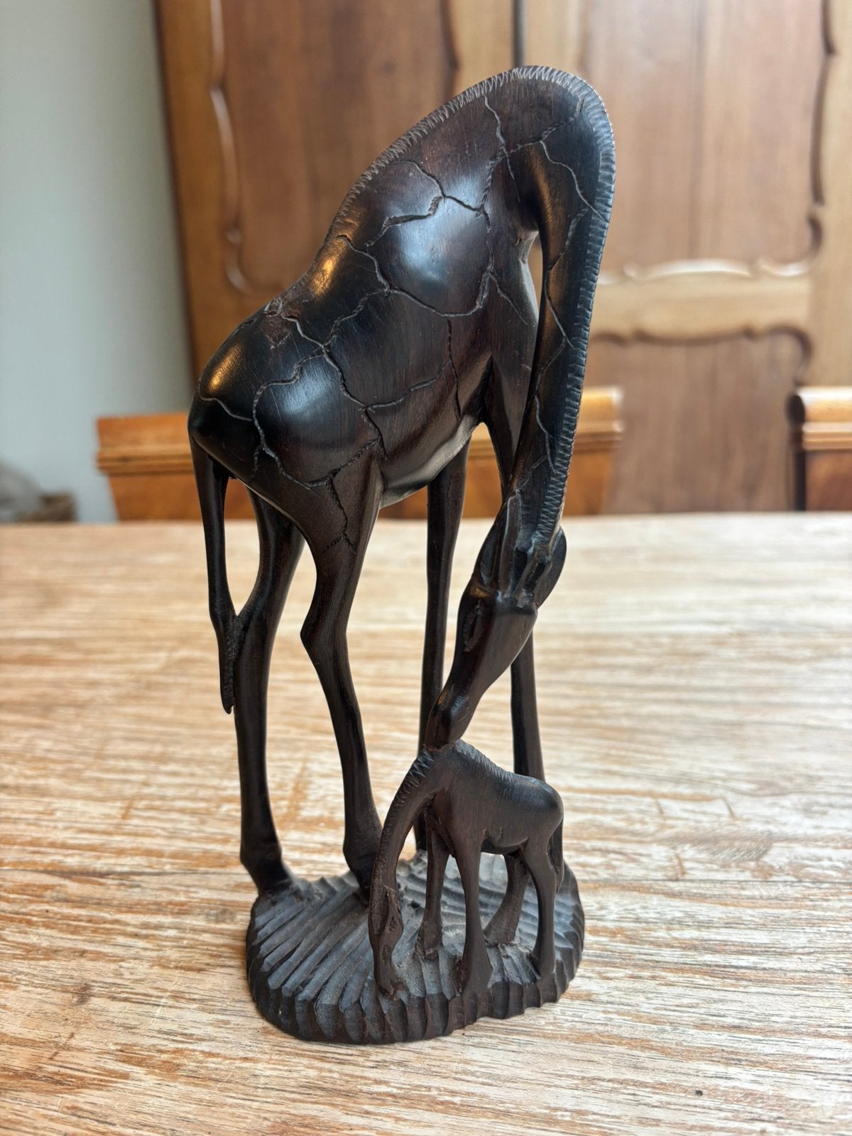 Beeldje van giraffe met jong, Antiek en Kunst, Houtsnijwerk, Ophalen of Verzenden, Hout, Bruin