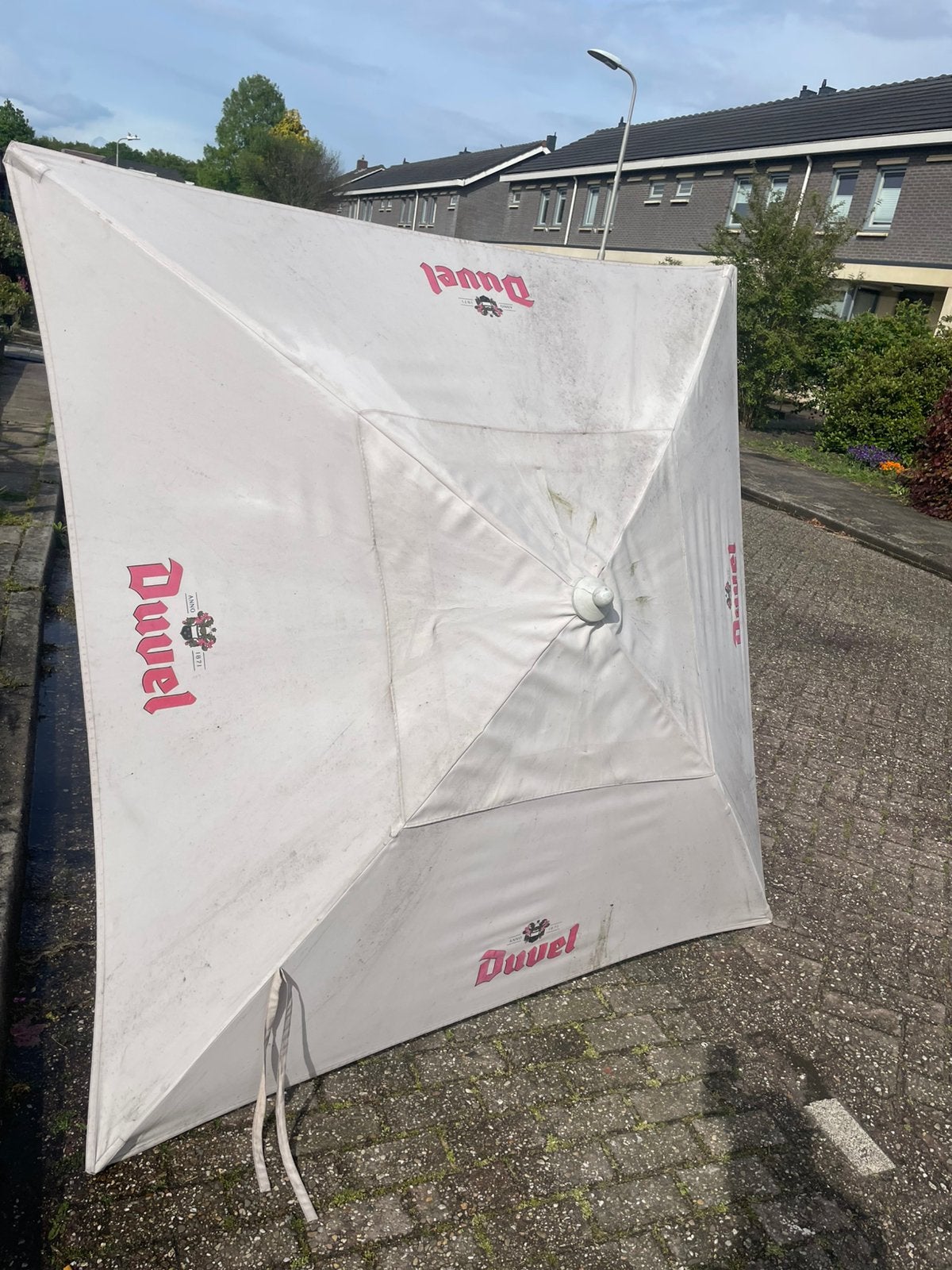 Tekoop duvel bier merk parasol.  Zie foto, Tuin en Terras, Ophalen, Gebruikt
