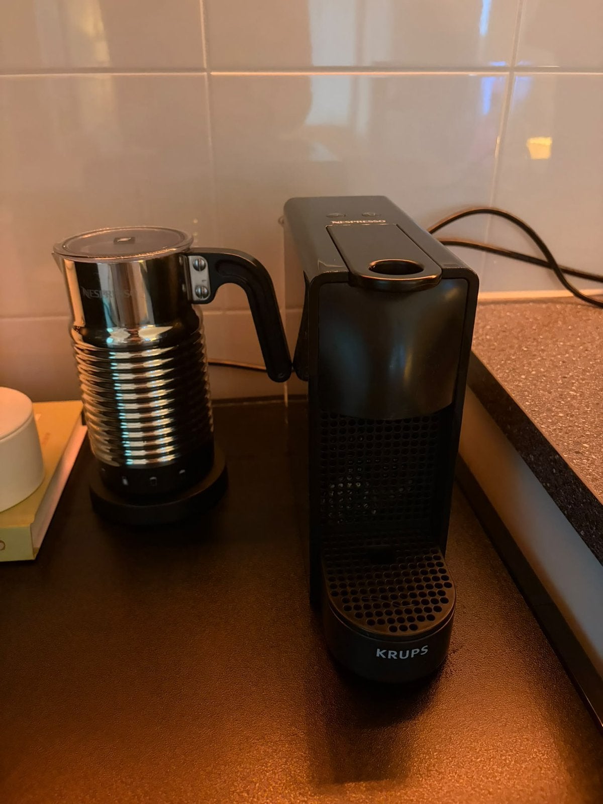 Koffiezetapparaat en melkopschuimer nespresso, Ophalen of Verzenden, Zo goed als nieuw