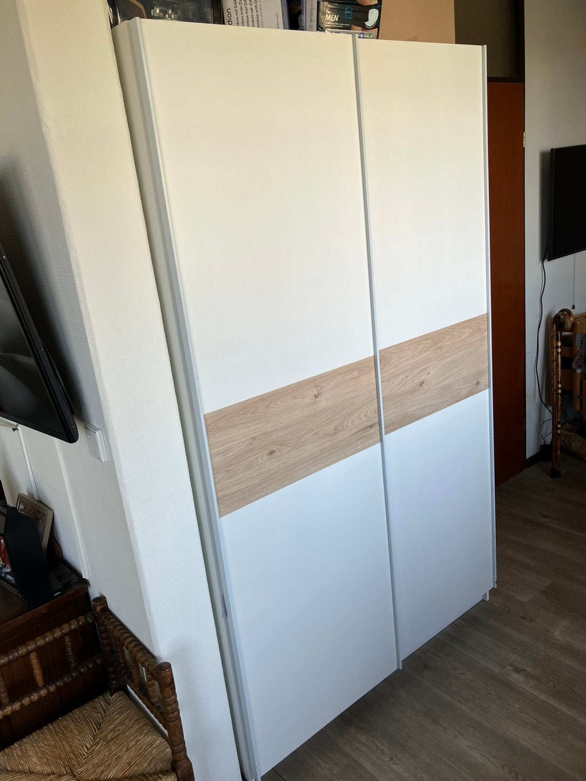 Mooie kledingkast met schuifdeuren. Ongeveer 1 jaar oud., Huis en Inrichting, Kasten | Kledingkasten, Ophalen, Zo goed als nieuw